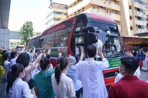 Cán bộ, y bác sỹ lên đường làm nhiệm vụ tại TP Hồ Chí Minh.