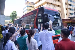 Cán bộ, y bác sỹ lên đường làm nhiệm vụ tại TP Hồ Chí Minh.