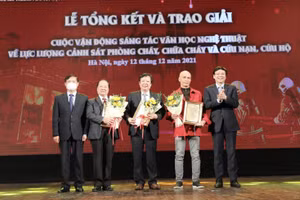 Ban tổ chức trao giải Nhất cho các tác giả.