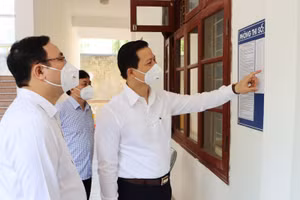 Ông Vương Quốc Tuấn, Phó Chủ tịch Thường trực UBND tỉnh Bắc Ninh kiểm tra công tác chuẩn bị kỳ thi.