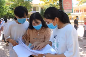 Học sinh lớp 12 Bắc Giang đến trường ôn tập đảm bảo các quy định phòng dịch.