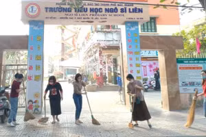 Cán bộ, GV trường tiểu học Ngô Sĩ Liên vệ sinh trường lớp chuẩn bị cho năm học mới.