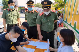 Trung tướng Nguyễn Hải Trung, Giám đốc Công an thành phố Hà Nội thăm và kiểm tra công tác phòng chống dịch tại chốt kiểm soát.