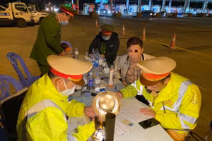 Lực lượng chức năng làm nhiệm vụ trên cao tốc.