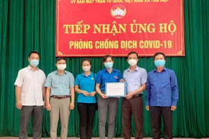 Đại diện trường học ủng hộ xã Tân Hiệp trong công tác phòng, chống dịch Covid-19.