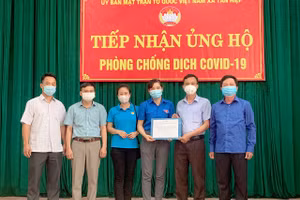 Đại diện trường học ủng hộ xã Tân Hiệp trong công tác phòng, chống dịch Covid-19.