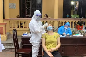 Xét nghiệm Covid-19 cho công nhân khu công nghiệp. 