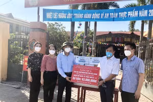 Giám đốc Sở GD&ĐT Bắc Giang Trần Tuấn Nam (thứ 3 từ trái sang phải) trao quà cho đại diện GV để gửi đến HS khu cách ly.