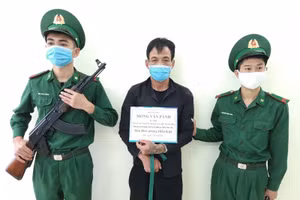 Đối tượng Mong Văn Pành (giữa) bị lực lượng biên phòng bắt giữ.