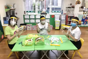 Cô giáo hăng hái làm tấm chắn giọt bắn gửi tuyến đầu chống dịch Covid-19.