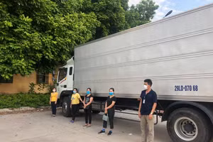 Lái xe và 4 nữ công nhân vi phạm phòng dịch bị phạt tổng 10 triệu đồng. 