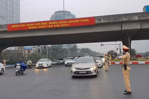 CSGT thực hiện nhiệm vụ tại nút giao đường Đại lộ Thăng Long (Hà Nội).