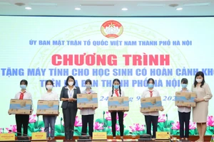 Lãnh đạo Ủy ban MTTQ Việt Nam TP Hà Nội và đại diện Công ty Cổ phần Hanel trao tặng máy tính cho học sinh có hoàn cảnh khó khăn trên địa bàn Thủ đô.