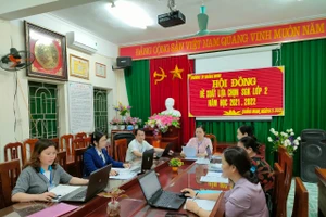 Hội đồng đề xuất lựa chọn SGK lớp 2 năm học 2021-2022 tại trường TH Quảng Minh (Ảnh tư liệu).