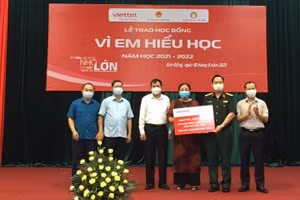 Đại diện Hội khuyến học và Sở GD&ĐT Bắc Giang tiếp nhận biểu trưng học bổng từ nhà tài trợ.