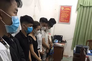 Nhóm thanh thiếu niên tại cơ quan công an.