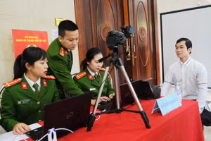 Công an Hà Nội cấp căn cước công cho người dân (Ảnh tư liệu).
