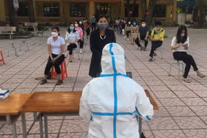 Thực hiện xét nghiệm Covid-19 cho học sinh Việt Yên.