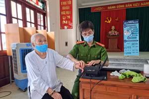 Công an huyện Thường Tín thực hiện cấp CCCD cho nhân dân.