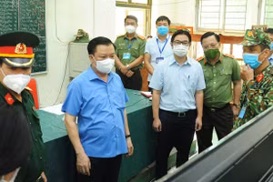 Ủy viên Bộ Chính trị, Bí thư Thành ủy Hà Nội Đinh Tiến Dũng tại buổi kiểm tra công tác phòng dịch (Ảnh HNM).