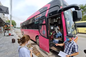 Công nhân được làm các thủ cần thiết trước khi lên xe về quê phòng dịch Covid-19.