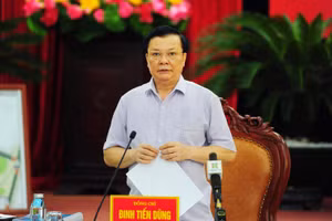 Ủy viên Bộ Chính trị, Bí thư Thành ủy Hà Nội Đinh Tiến Dũng yêu cầu làm rõ trách nhiệm lãnh đạo cấp ủy, chính quyền phường Trung Văn trong công tác phòng, chống dịch Covid-19.