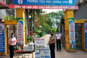 Sở GD&ĐT và Công đoàn giáo dục tỉnh tặng quà học sinh và giáo viên Trường Tiểu học Hương Sơn (Lạng Giang).