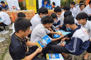 Học sinh trường phổ thông Nguyễn Trực hào hứng tìm hiểu thông tin tuyển sinh của Trường Đại học Điện lực.