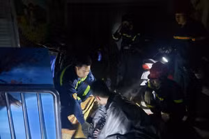 Lực lượng chức năng sơ cứu người gặp nạn.