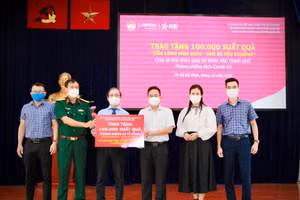 MB cùng Viettel trao tặng 100.000 suất quà đến các gia đình có hoàn cảnh khó khăn tại 22 quận, huyện trên địa bàn Thành phố Hồ Chí Minh.