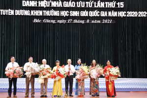 Phó Chủ tịch Thường trực UBND tỉnh Bắc Giang Mai Sơn trao danh hiệu NGƯT cho các thầy giáo, cô giáo (Ảnh BBG)