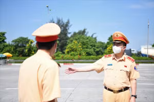 Thiếu tướng Nguyễn Văn Trung kiểm tra công tác phòng, chống dịch Covid-19 tại chốt kiểm soát trên tuyến cao tốc.