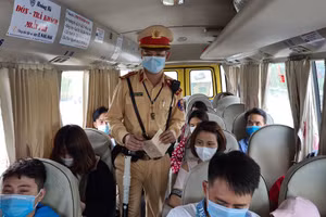 Tuyên truyền phòng chống dịch trên các tuyến xe khách về Hà Nội.