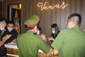 Lực lượng chức năng kiểm tra nhà hàng trong đêm.