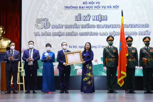 Phó Chủ tịch nước Võ Thị Ánh Xuân thay mặt lãnh đạo Đảng và Nhà nước trao Huân chương Lao động hạng Nhất cho Trường Đại học Nội vụ Hà Nội.