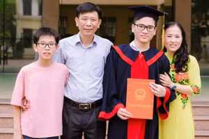 Nguyễn Thanh Bình (thứ 2 từ phải sang trái).