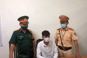 Nguyễn Xuân Giang (áo trắng) tại cơ quan chức năng.