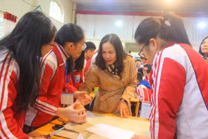 Cô Trương Thị Thu Hiền hướng dẫn các em học sinh tại buổi học.