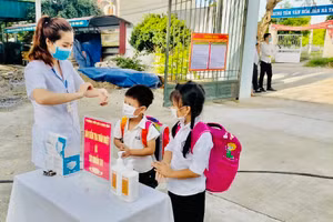 Học sinh trường tiểu học Canh Nậu trong ngày tựu trường.