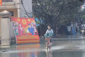 Học sinh di chuyển trên mặt nước thải.