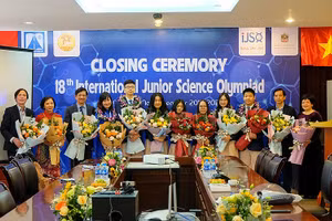 Đại diện lãnh đạo Sở GD&ĐT Hà Nội với các học sinh tham gia kỳ thi Olympic khoa học trẻ quốc tế năm 2021.