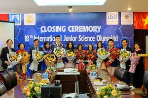 Đại diện lãnh đạo Sở GD&ĐT Hà Nội với các học sinh tham gia kỳ thi Olympic khoa học trẻ quốc tế năm 2021.