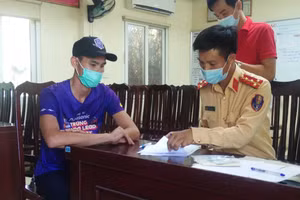 CSGT lập biên bản lái xe vi phạm giao thông.