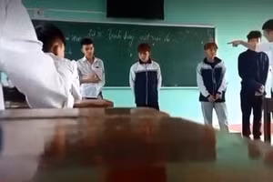 Hình ảnh không đúng chuẩn mực được cho là của thầy Khúc Xuân Hòa trong clip.