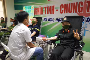 Cán bộ chiến sĩ Công an TP Hà Nội tham gia hiến máu.