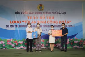 Chủ tịch LĐLĐ Thành phố Nguyễn Phi Thường trao quà An sinh Công đoàn cho đoàn viên, người lao động quận Hai Bà Trưng (ngoài cùng bên phải).