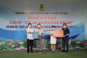 Chủ tịch LĐLĐ Thành phố Nguyễn Phi Thường trao quà An sinh Công đoàn cho đoàn viên, người lao động quận Hai Bà Trưng (ngoài cùng bên phải).