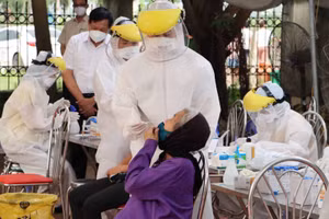 Lấy mẫu xét nghiệm Covid-19 cho người dân TP Bắc Ninh.