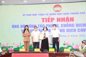 Gia đình ông Phạm Quang Nghị ủng hộ kinh phí mua vắc xin phòng, chống dịch Covid-19.