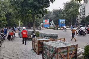 Đá lát vỉa hè trên khu vực hồ Hoàn Kiếm.